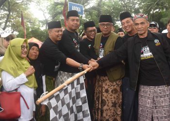 Jalan Sehat Santri Sarungan : Gus Qowim Ajak Santri Wujudkan Kota Kediri MAPAN