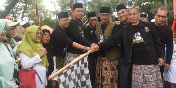 Jalan Sehat Santri Sarungan : Gus Qowim Ajak Santri Wujudkan Kota Kediri MAPAN