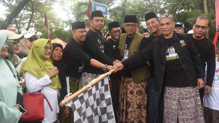 Jalan Sehat Santri Sarungan : Gus Qowim Ajak Santri Wujudkan Kota Kediri MAPAN