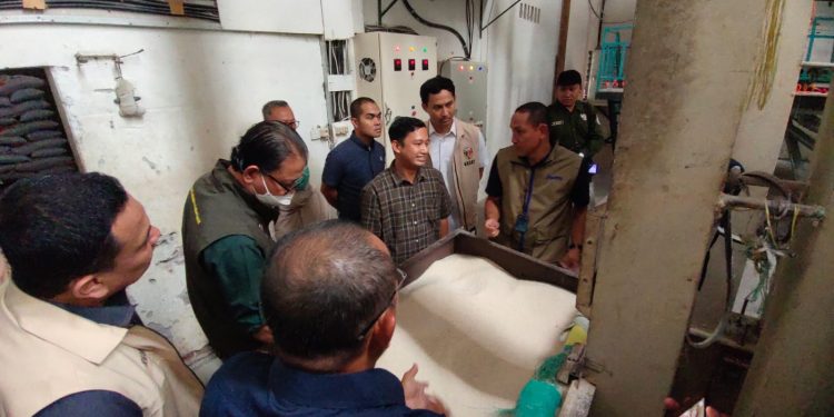 Petugas gabungan memeriksa kualitas beras. Foto : Bacaini.ID/A.K Jatmiko