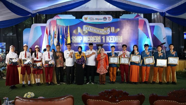 Mbak Wali Nostalgia di Dies Natalies Ke-75 SMP Negeri 1 Kediri