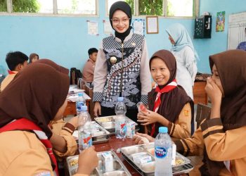 Pastikan Anak Sekolah Nikmati Makanan Sehat dan Bergizi, Mbak Wali Meninjau MBG di SMPN 8 Kediri. Foto : Dok. Pemkot Kediri