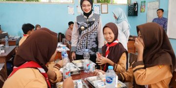 Pastikan Anak Sekolah Nikmati Makanan Sehat dan Bergizi, Mbak Wali Meninjau MBG di SMPN 8 Kediri