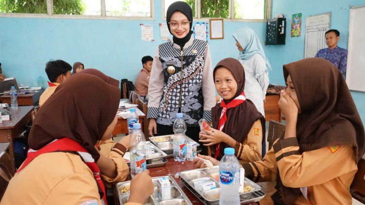 Pastikan Anak Sekolah Nikmati Makanan Sehat dan Bergizi, Mbak Wali Meninjau MBG di SMPN 8 Kediri