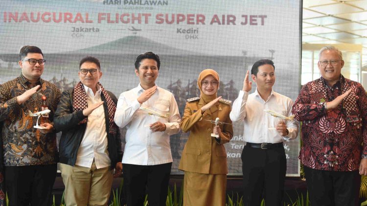 Mbak Wali Turut Saksikan Inagural Flight Bandara Dhoho Kediri Tepat di Hari Pahlawan