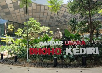 Terima Sertifikat KM 37, Bandara Dhoho Kediri Siap Penerbangan Umroh dan Haji