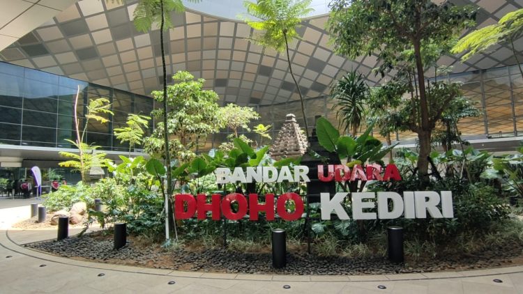 Terima Sertifikat KM 37, Bandara Dhoho Kediri Siap Penerbangan Umroh dan Haji