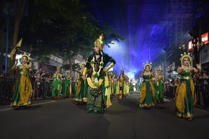Ribuan Penonton Tumpah di Dhoho Night Carnival 2025