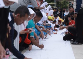 Deklarasi anti Bullying yang diikuti oleh ratusan pelajar di Jember didampingi ketua TP PKK Jember, Ghyta Eka Puspita