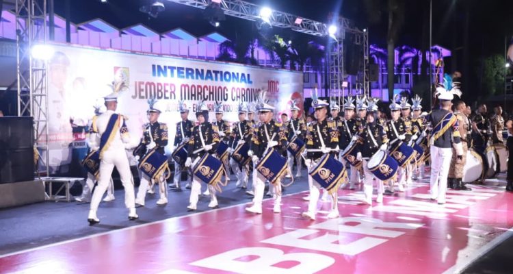 Parade pembukaan Internasional Jember Marching Band