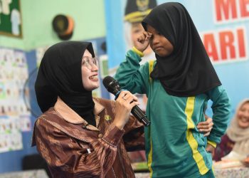 Gemarikan Goes to School, Mbak Wali Harapkan Anak-anak Terbiasa Makan Ikan. Foto : Dok. Pemkot Kediri