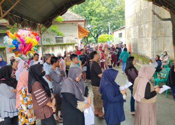 Ratusan Warga Kediri Antre Berjam-jam Demi Uang Rp.900 Ribu