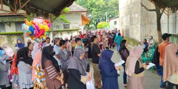 Ratusan Warga Kediri Antre Berjam-jam Demi Uang Rp.900 Ribu