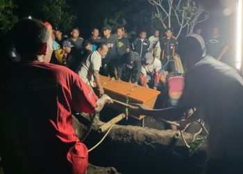 Suasana Haru di Pemakaman Ibu dan Anak Korban Tragedi Nganjuk