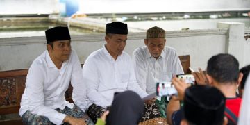 Juru bicara forum KH Abdul Muid didampingi KH Abdurrohman Al Kautsar dan KH Athoillah Anwar. Foto: istimewa