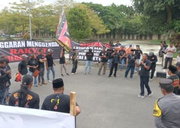 demo terhadap pemerintahan rijanto-beky di blitar