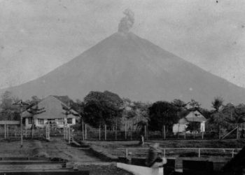 mitos di erupsi semeru