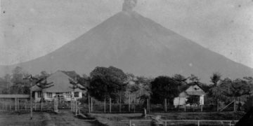 mitos di erupsi semeru