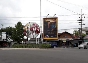 Patung Bola Dunia Peninggalan Bupati Haryanti “Disembunyikan” di Pinggir Kali