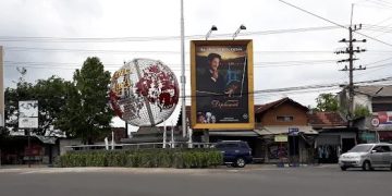 Patung Bola Dunia Peninggalan Bupati Haryanti “Disembunyikan” di Pinggir Kali