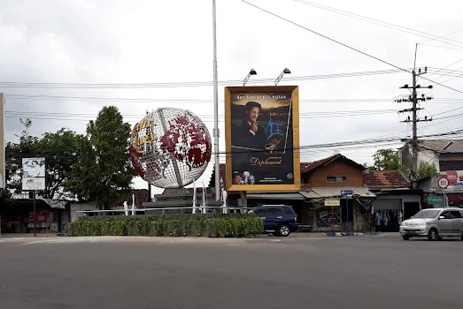 Patung Bola Dunia Peninggalan Bupati Haryanti “Disembunyikan” di Pinggir Kali