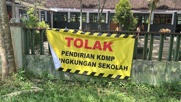 banner penolakan koperasi merah putih