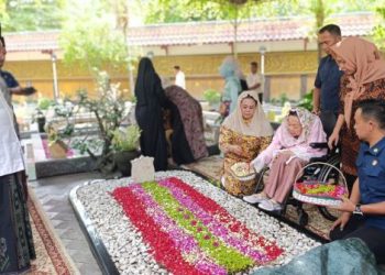sinta nuriyah ziarahi makam gus dur