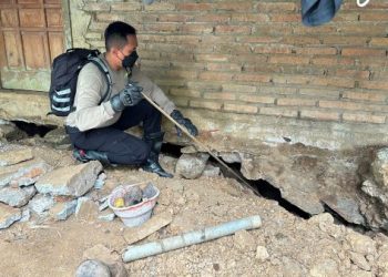 tanah gerak trenggalek rusak rumah warga