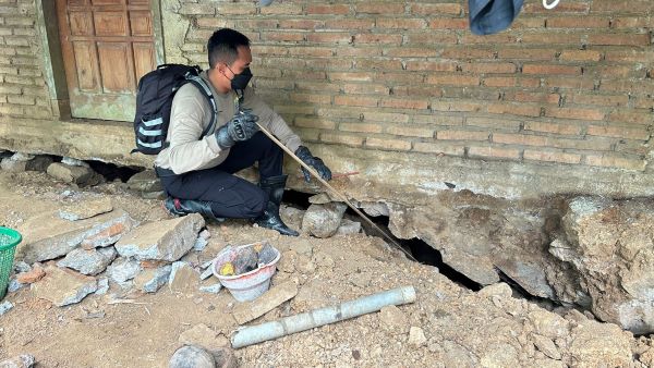 tanah gerak trenggalek rusak rumah warga