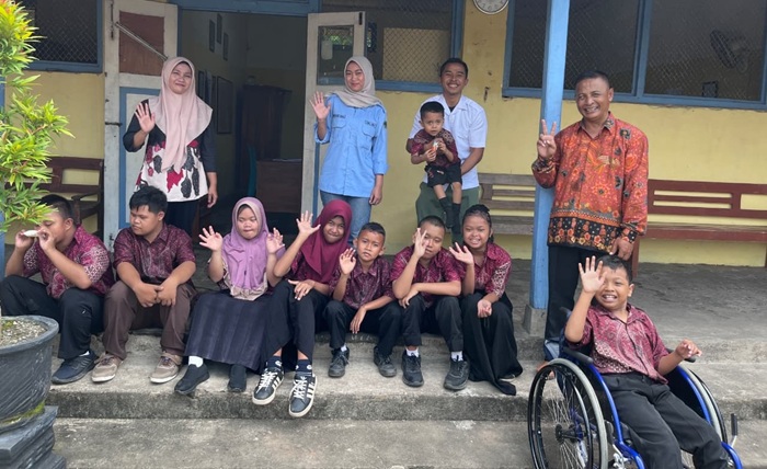Tim SPPG Deyeng bersama siswa dan guru SLB Ringinrejo.