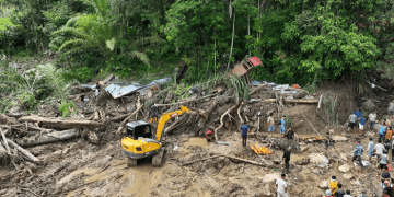 Upaya pencarian korban hilang dan pembukaan akses jalan menggunakan alat berat di Kecamatan Palembayan, Kabupaten Agam, Sumatera Barat. foto: istimewa