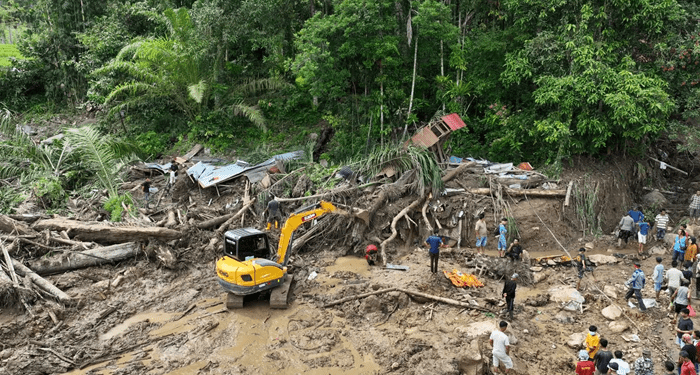 Upaya pencarian korban hilang dan pembukaan akses jalan menggunakan alat berat di Kecamatan Palembayan, Kabupaten Agam, Sumatera Barat. foto: istimewa