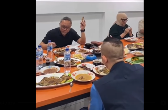 Menko Pangan Zulkifli Hasan Makan Mewah Saat Kunjungi Korban Banjir Aceh