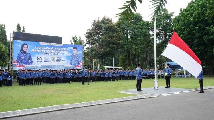 Mbak Wali Pimpin Upacara HUT KORPRI dan Hari Guru Nasional, Tegaskan Integritas dan Transformasi Digital ASN