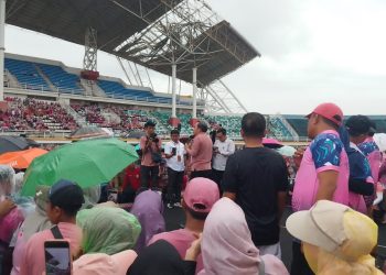 Bupati Jember, Muhammad Fawait saat gelaran Olahraga Sore Bersama (Osma) bersama ASN di lingkungan Pemkab Jember