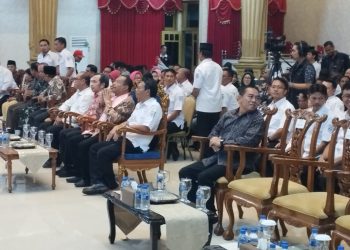 Bupati Fawait bersama jajaran anggota Koni Jember yang baru saja dilantik