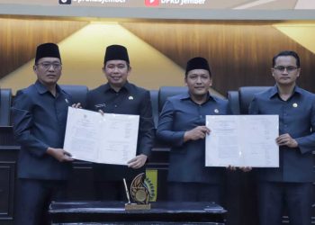 Bupati Fawait bersama pimpinan DPRD Jember saat pengesahan APBD 2026