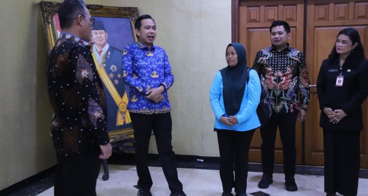 Bupati Fawait bersama Staff Khusus KP2MI, Bintang Wahyu Saputra (kanan) saat di Pendopo Wahyawibawagraha