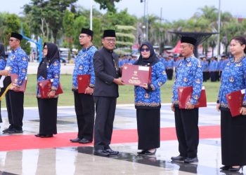Ketua DPRD Jember, Ahmad Halim saat peringatan Hari Guru Nasional