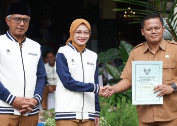 Mbak Wali Serahkan SK Kenaikan Pangkat ASN, BLT, dan Apresiasi Atlet Berprestasi dalam Apel Penuh Semangat. Foto : Dok. Pemkot Kediri