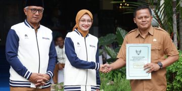 Mbak Wali Serahkan SK Kenaikan Pangkat ASN, BLT, dan Apresiasi Atlet Berprestasi dalam Apel Penuh Semangat