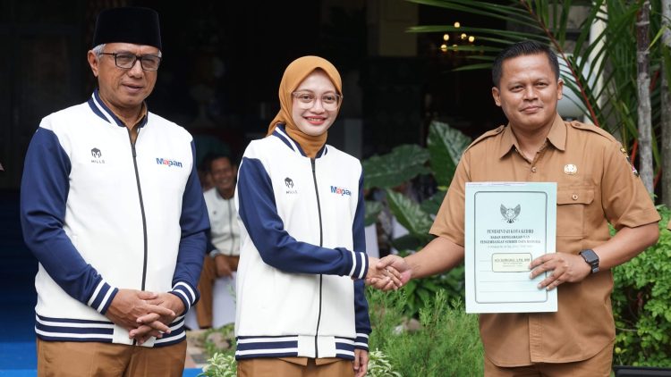 Mbak Wali Serahkan SK Kenaikan Pangkat ASN, BLT, dan Apresiasi Atlet Berprestasi dalam Apel Penuh Semangat