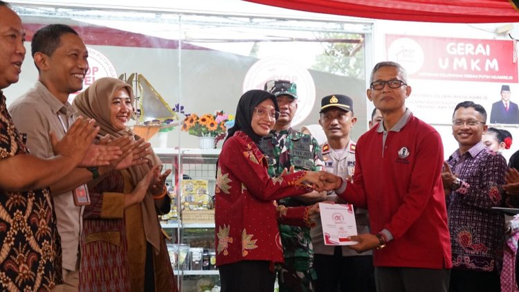 Dukung Ekonomi Kerakyatan, Mbak Wali Resmikan Gerai Koperasi Kelurahan Merah Putih di Ngadirejo