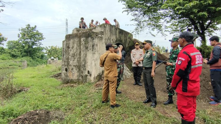 Tumbuhkan Perekonomian Masyarakat, Kodim 0809 Kediri Bangun Jembatan Gantung Garuda
