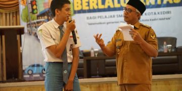 Gus Qowim Dorong Pelajar Kota Kediri Tertib Berlalu Lintas dan Manfaatkan Angkutan Umum
