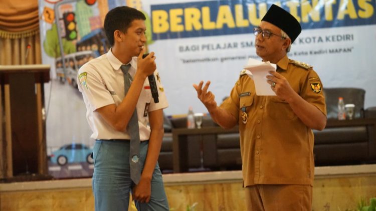 Gus Qowim Dorong Pelajar Kota Kediri Tertib Berlalu Lintas dan Manfaatkan Angkutan Umum
