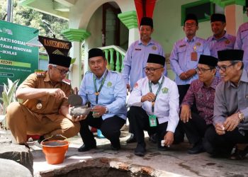 Renovasi Mushala Kantor Kemenag Kota Kediri, Gus Qowim Serahkan Tali Asih Bakti Sosial Hari Amal Bakti Kemenag