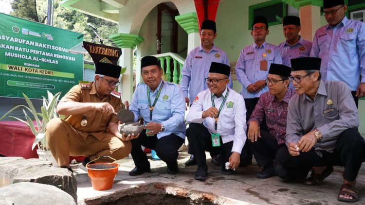 Renovasi Mushala Al-Ikhlas Kantor Kemenag Kota Kediri, Gus Qowim serahkan Tali Asih Bakti Sosial Hari Amal Bakti Kemenag. Foto : Dok. Pemkot Kediri