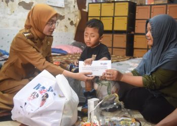 Mbak Wali Salurkan BLT MAPAN Kategori ODKB Langsung ke Rumah Penerima