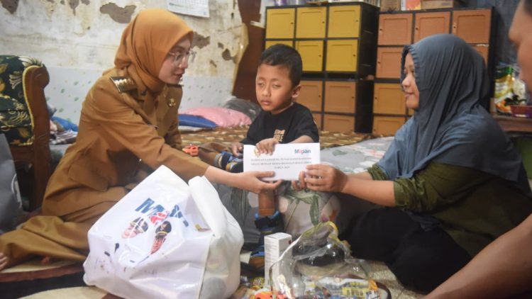 Mbak Wali Salurkan BLT MAPAN Kategori ODKB Langsung ke Rumah Penerima. Foto : Dok. Pemkot Kediri